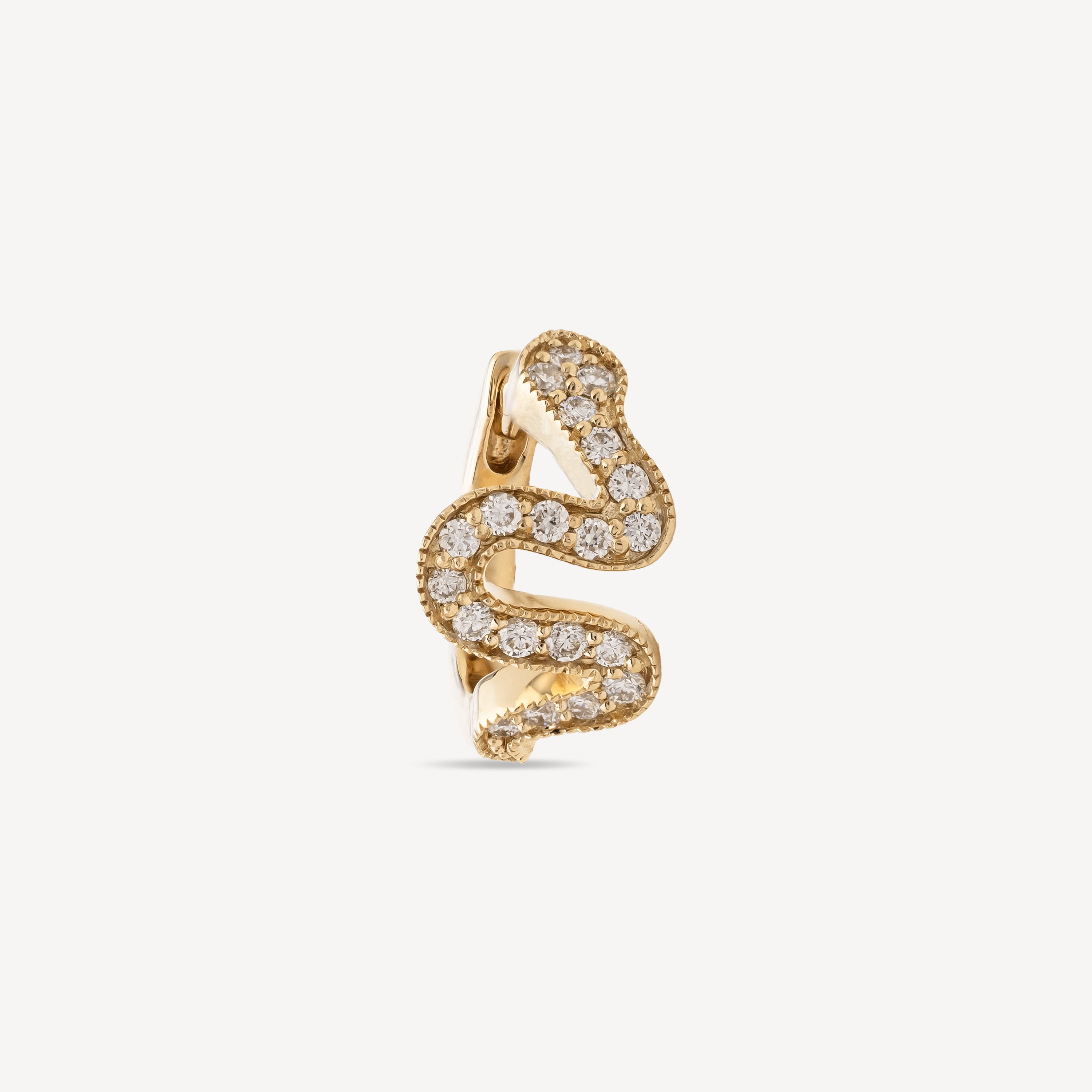 Creolen-Piercing mit Schlangen-Pavé aus Gelbgold